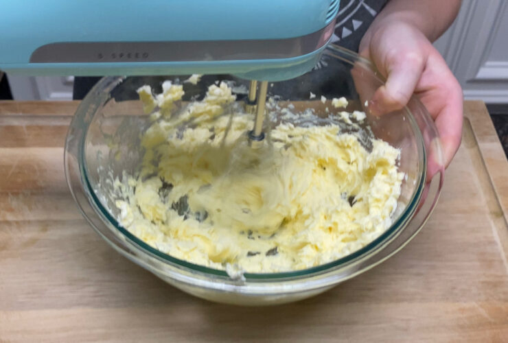 BANANA CAKE WITH CREAM CHEESE FROSTING - Family Dinner Delights